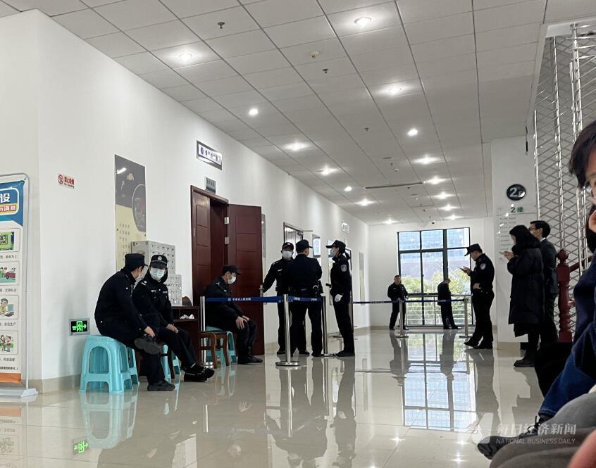 法庭门外 图片来源:每经记者 于垚峰 摄