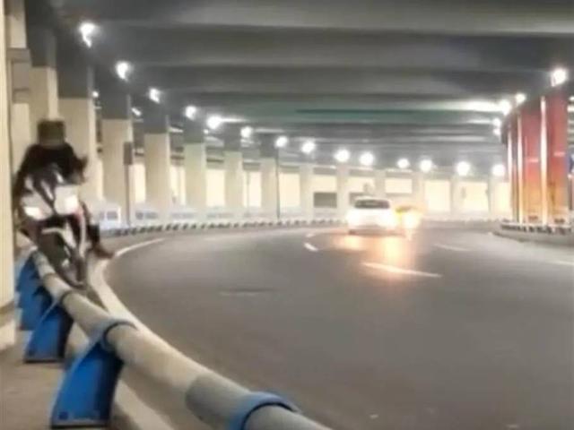 2021年12月7日,南滨路曾发生摩托车飙车,造成人员死亡的事故。资料图