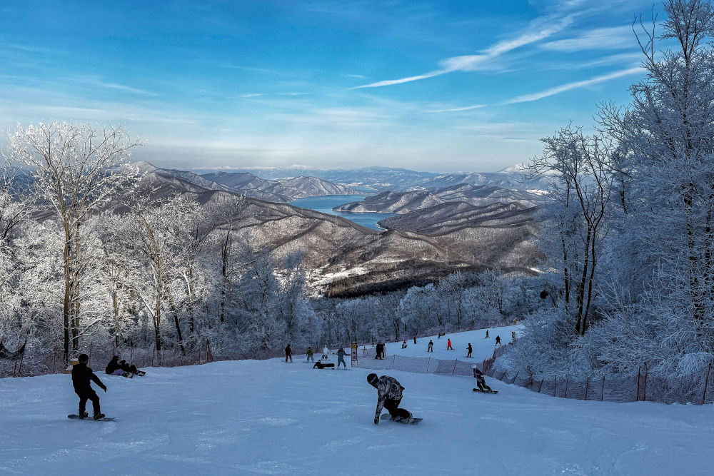 滑雪愛好者在吉林市萬科鬆花湖渡假區滑雪（許暢 攝）