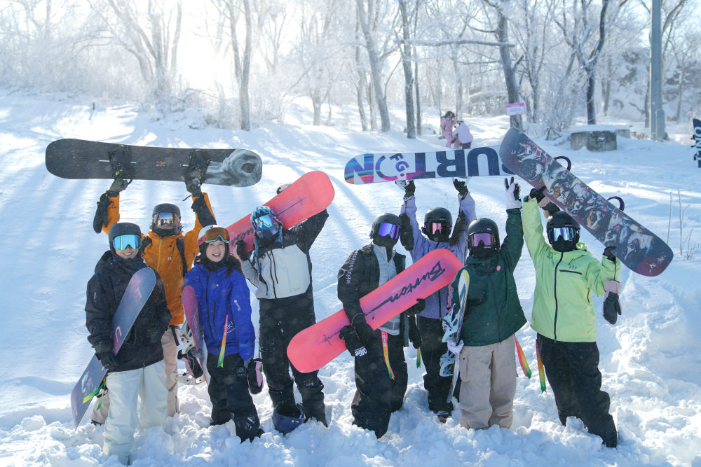 參加吉林省新雪季「開板首滑」活動的滑雪愛好者在吉林市萬科鬆花湖渡假區合照留念（許暢 攝）