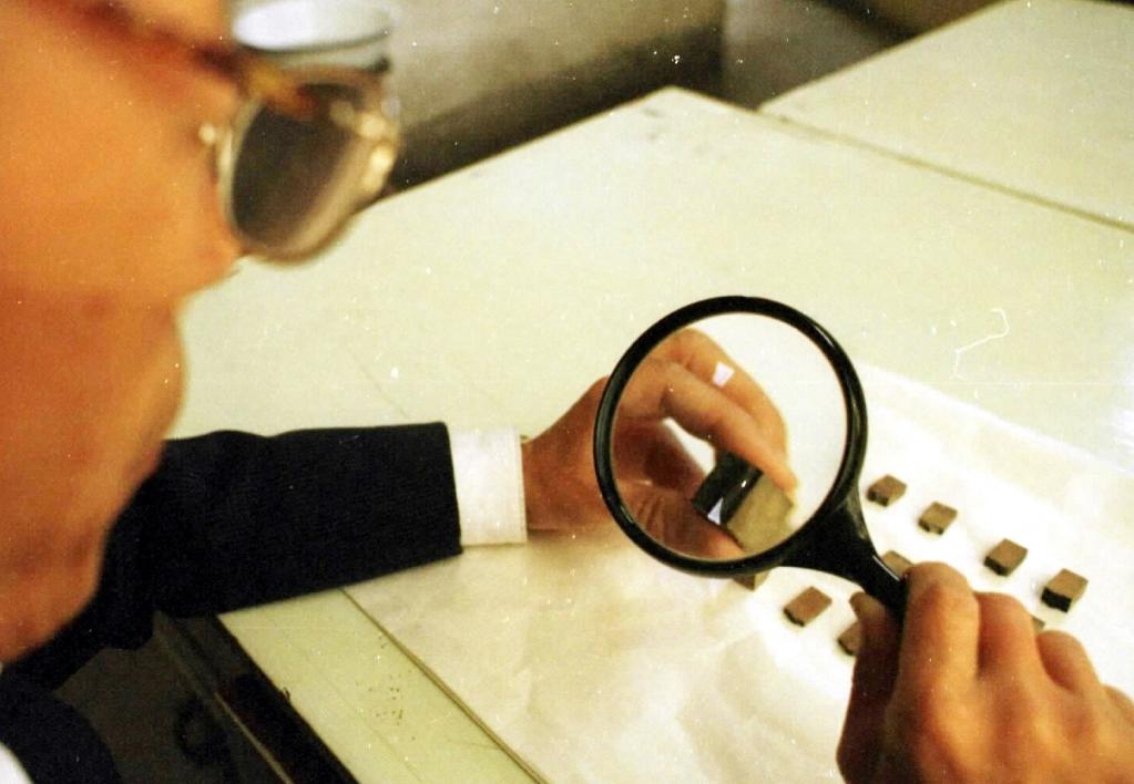 2004年，敦煌莫高窟考古專家對北區出土的木活字進行鑒定研究。 新華社記者梁強攝