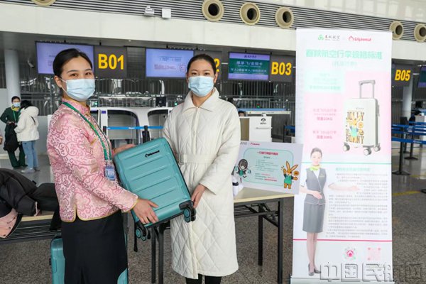 活动现场,参加游戏的旅客赢得奖品(春秋供图)