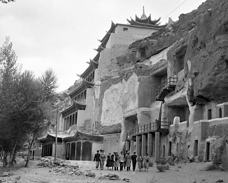   1956年拍攝的敦煌莫高窟外景一角。新華社記者 劉慶瑞 攝