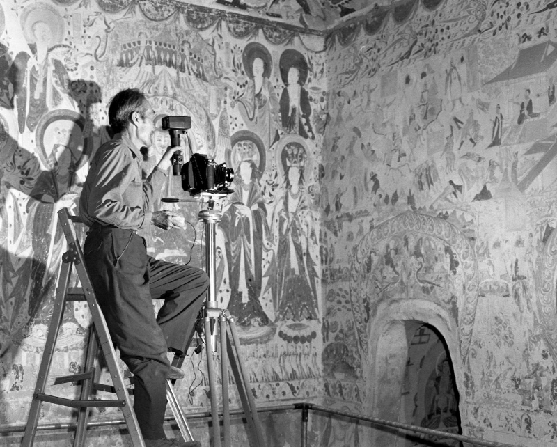   1984年，敦煌文物研究所的攝製工作者對壁畫、塑像進行全面拍攝。新華社記者 張生貴 攝