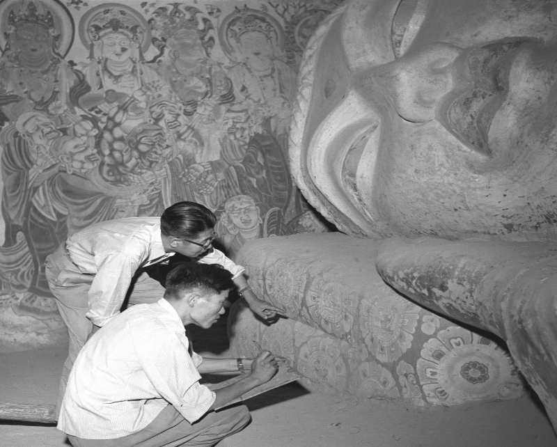 1959年，時任敦煌文物研究所所長常書鴻（左）指導工作人員進行彩繪圖案臨摹。 新華社記者 郝常耕 攝
