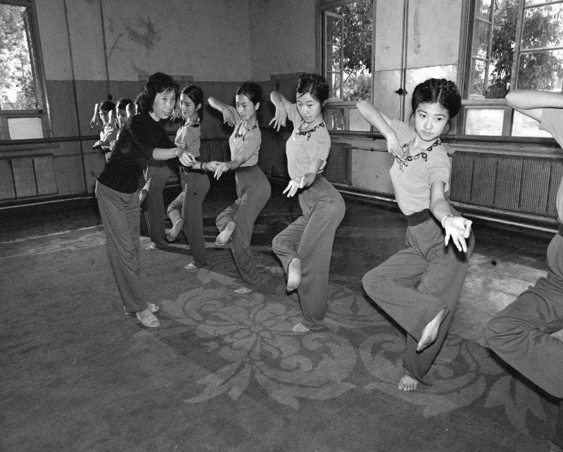 1982年，甘肅省藝術學校新開設一門敦煌舞基本訓練課，重現敦煌壁畫舞姿。 新華社記者敏鍾傑攝