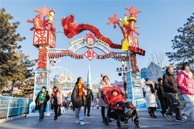 1月27日,游客游览北京环球度假区。新京报记者 王子诚 摄