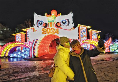2023年12月21日晚，市民纷纷和花灯合影。新京报记者 陶冉 摄       