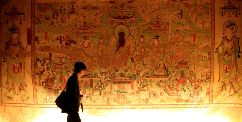 2008年11月18日，參觀者在法國巴黎的中國文化中心觀看立體複製的敦煌榆林窟第25號石窟。新華社記者 張玉薇 攝