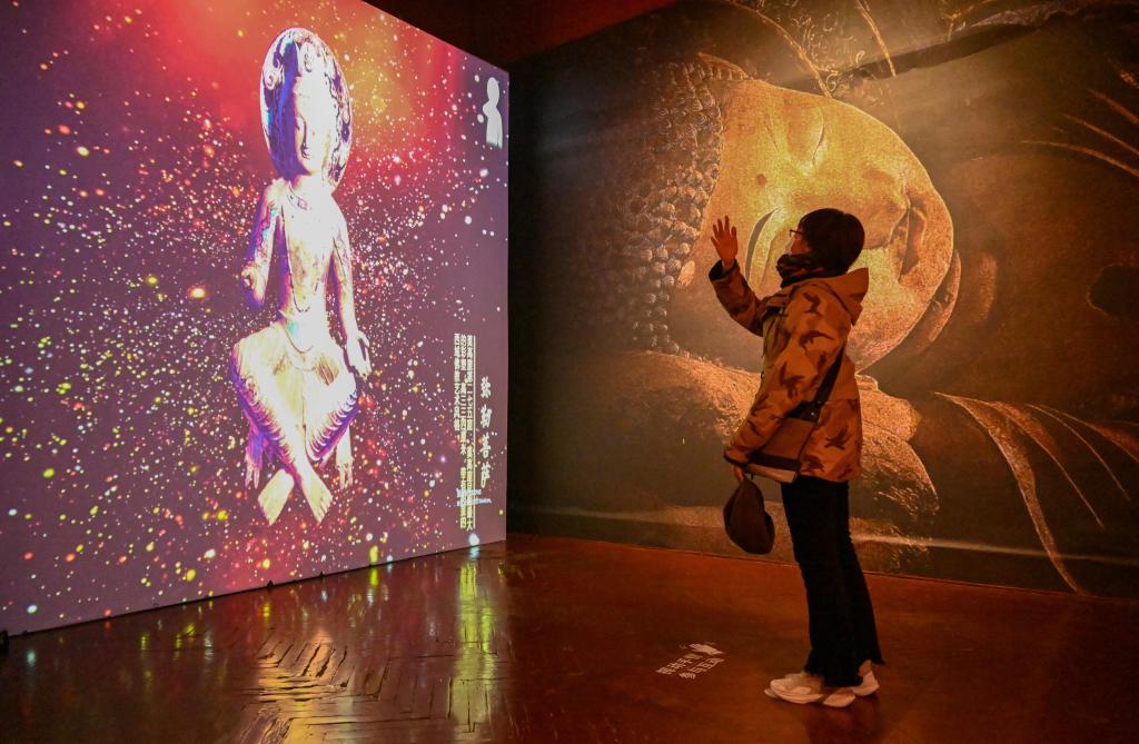 2023年11月28日，在天津數字藝術博物館，觀眾通過數字技術與敦煌文物互動。新華社記者 孫凡越 攝