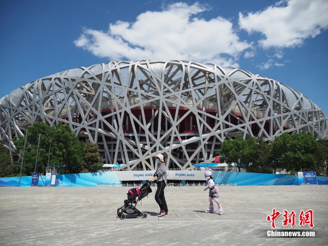 北京奥林匹克公园内,游客在游览。杜建坡 摄