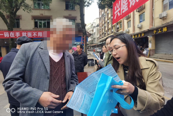 图:新华保险工作人员走进重庆兴隆镇宣传长护险业务