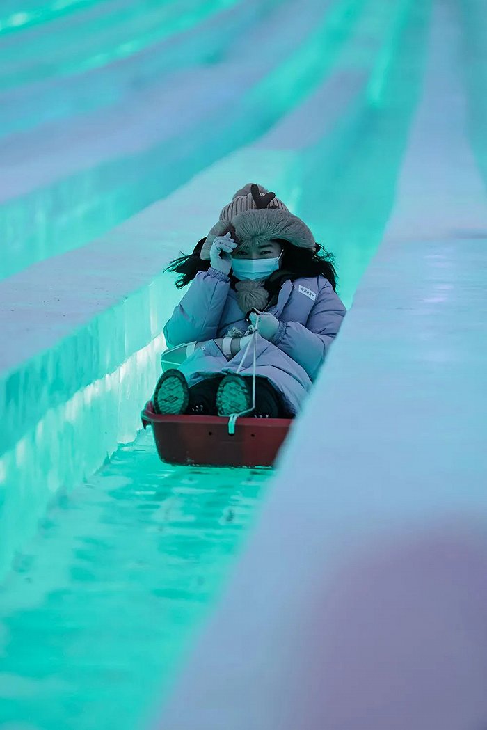 冰雪大世界今年打造的超长冰滑梯。