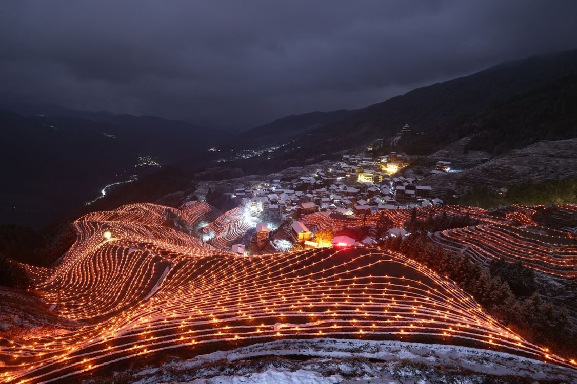 龍脊梯田「九龍五虎」觀景點放置數千盞仿燭LED燈。景區供圖