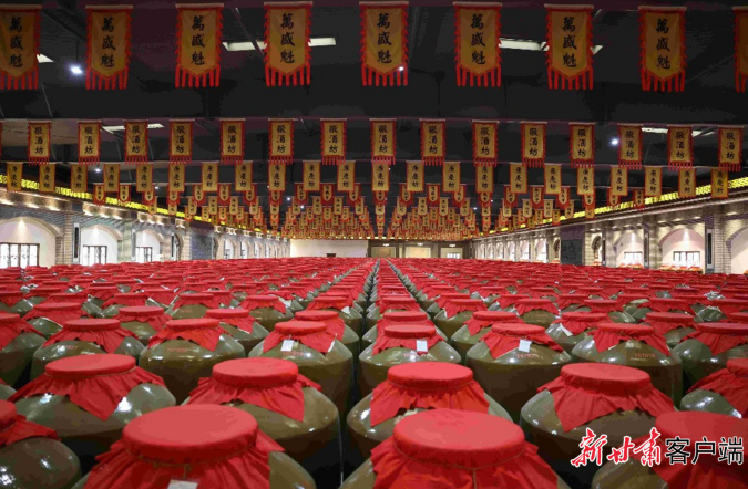 养酒馆内用陶罐陈放的原浆酒。新甘肃·甘肃日报记者 田蹊摄