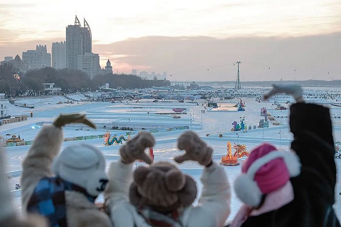 松花江上打造的冰雪乐园。