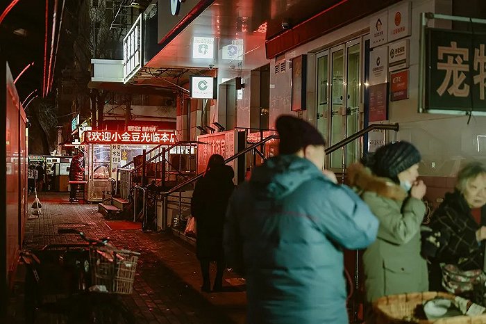哈尔滨居民区的饭馆也打出欢迎游客的标语。