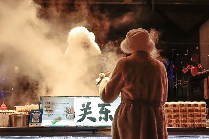 卖关东煮的摊位在寒冬升起蒸汽。