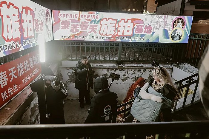 旅拍机构忙碌在索菲亚广场的各个角落。
