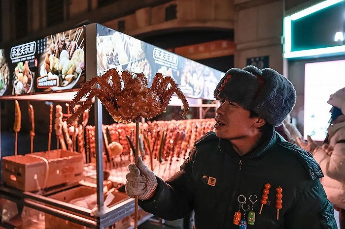 商贩们趁着旅游热潮,挖空心思设计产品、吸引眼球。
