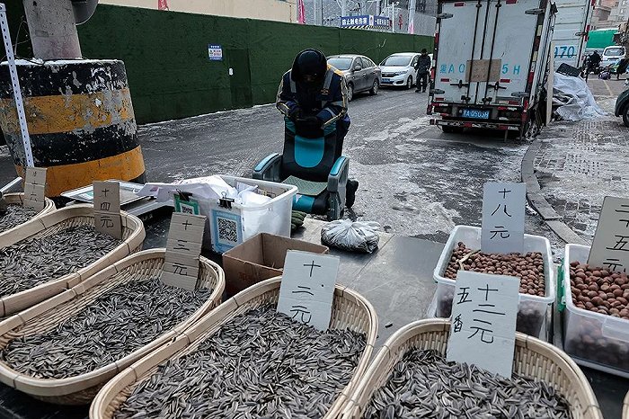 老道外街头的瓜子摊,老板穿着哈尔滨铁路局的工服。