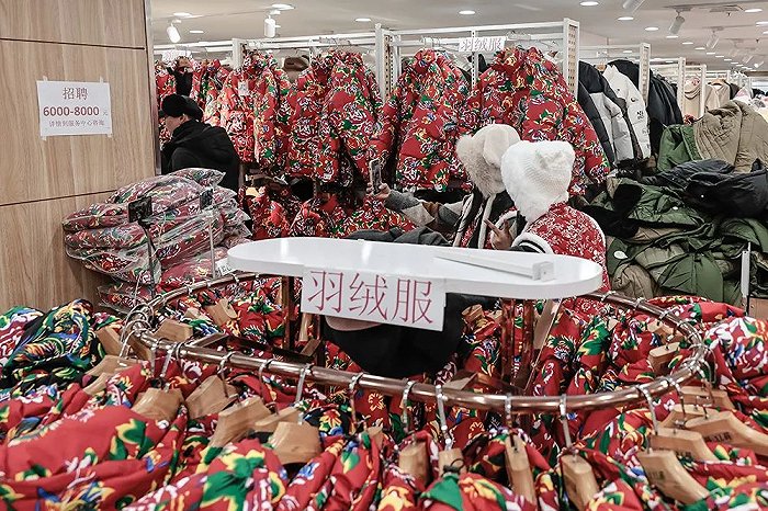 哈尔滨服装批发商店里,东北红绿大袄成为爆款。