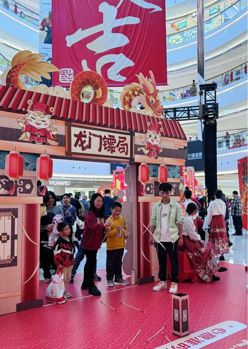 市民“投壶”迎新春。(颜祥子/摄)