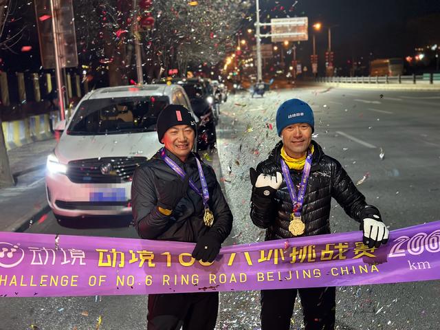 国内超马名将于淼(右)担任总领跑员。 受访者供图
