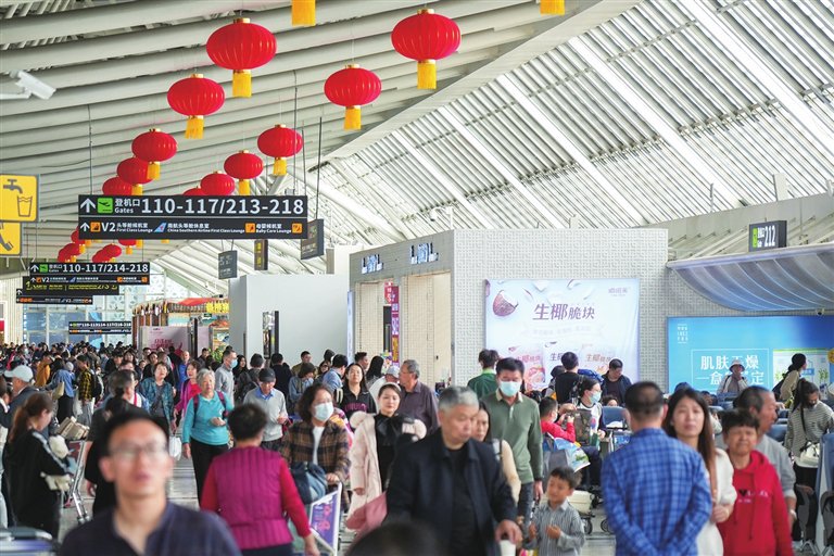 春节临近,三亚凤凰国际机场航站楼内人流如织。三亚日报记者 李少云 通讯员 王雷 摄