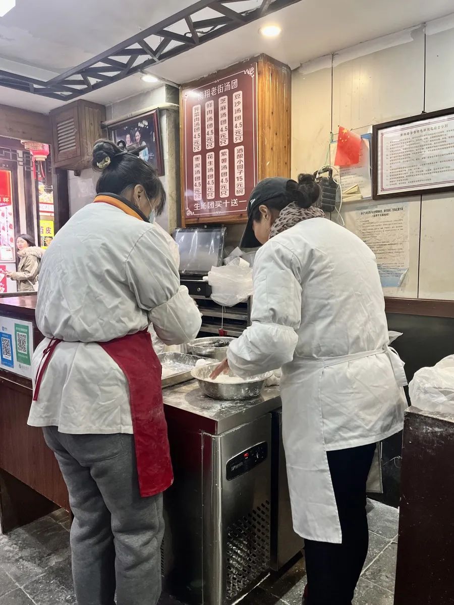 工人师傅加快手速。吴越摄