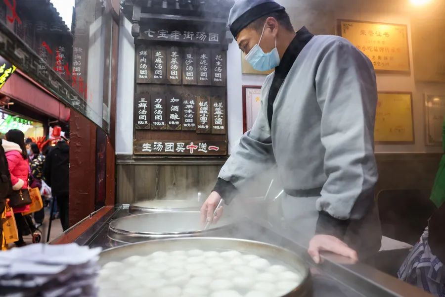 汤团热销。 海沙尔摄