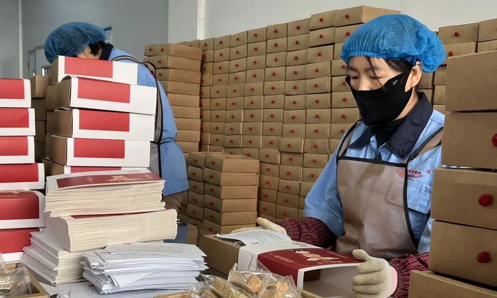 祥顺和食品有限公司工人在打包花生酥糖。新华社记者刘桃熊 摄