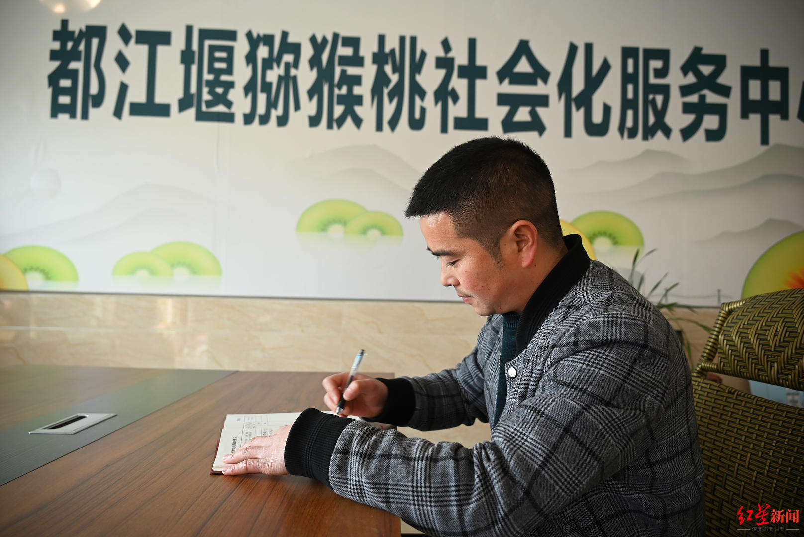 ▲张泽均正在整理饮茶议事馆的纪要