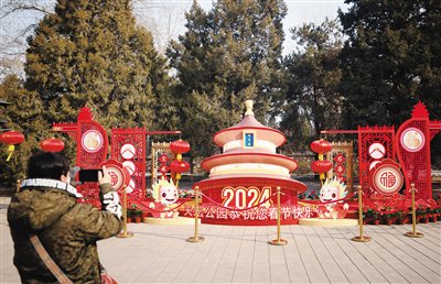 天坛公园以祈年殿为主题的景观布置引人驻足。新京报记者 薛珺 通讯员 张姜 摄