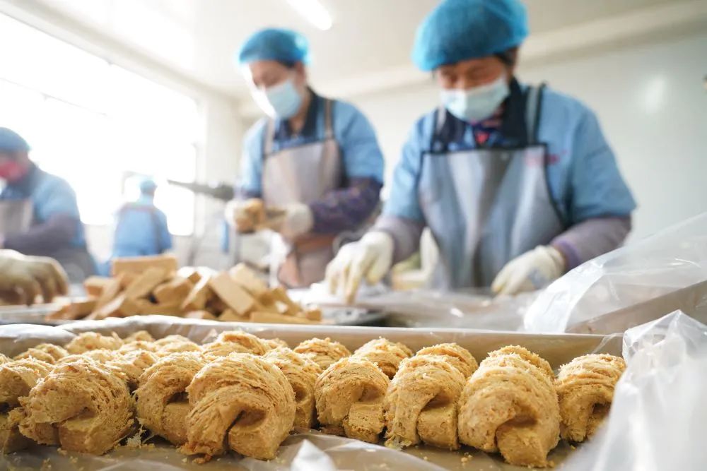大史马村一家企业车间内,工人正在生产花生酥糖。(受访者提供)