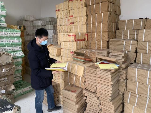 民警查获的盗版考研书籍。 图源:杭州警方