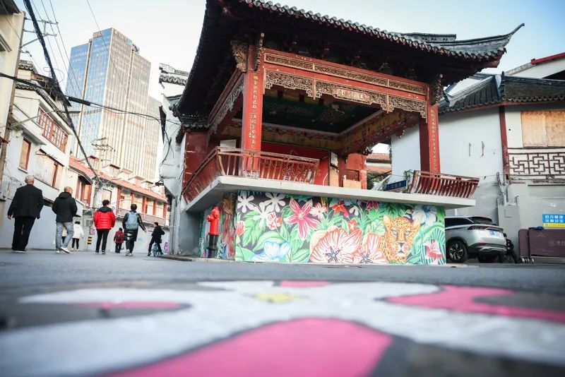 2023年11月,方浜中路举行“外滩花街”活动,邀请多位艺术家以绚丽旖旎的花绘艺术作品装点老街。海沙尔摄