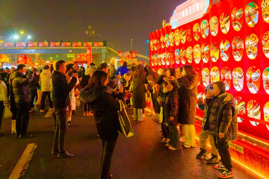 市民争相在黄河市集脸谱墙前打卡留影