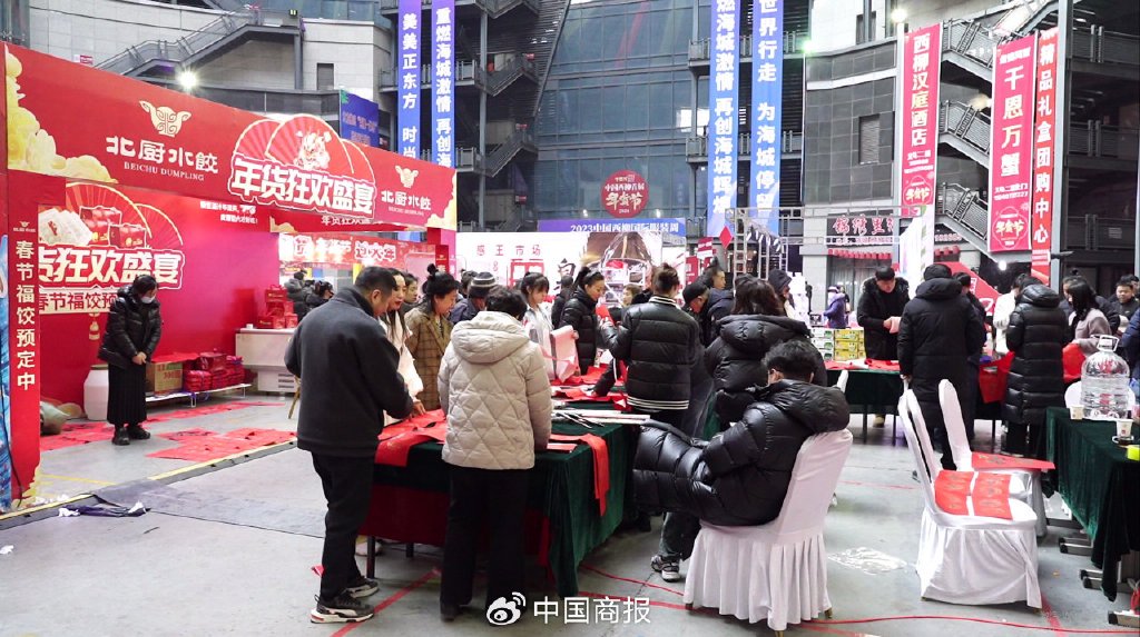 西柳年货节的举行,既便利了商户,也吸引周边居民前来选购年货(图片由受访者提供)