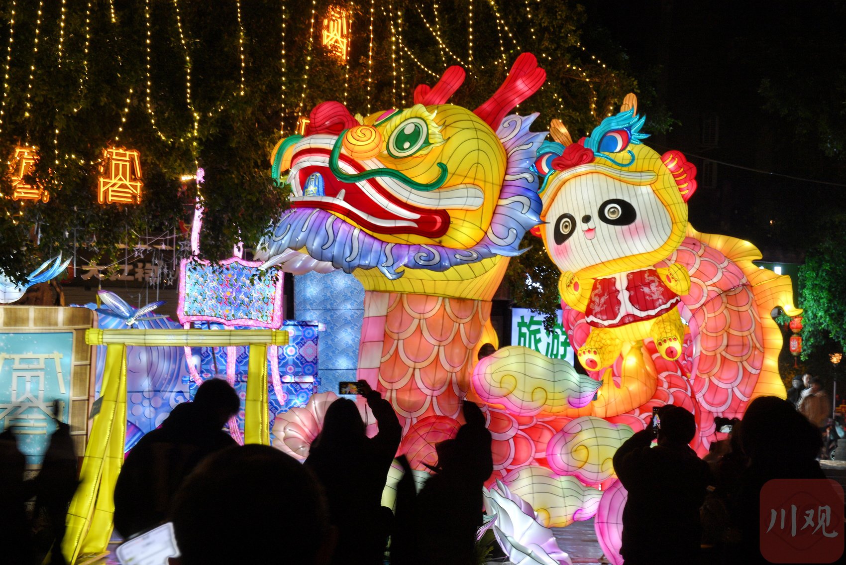 2024年2月8日晚,游客在四川省成都市宽窄巷子旅游观光。