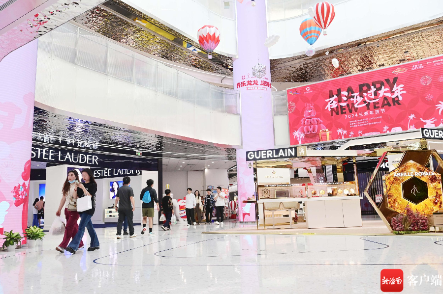 游客在国药中服免税三亚店购物。记者 沙晓峰 摄