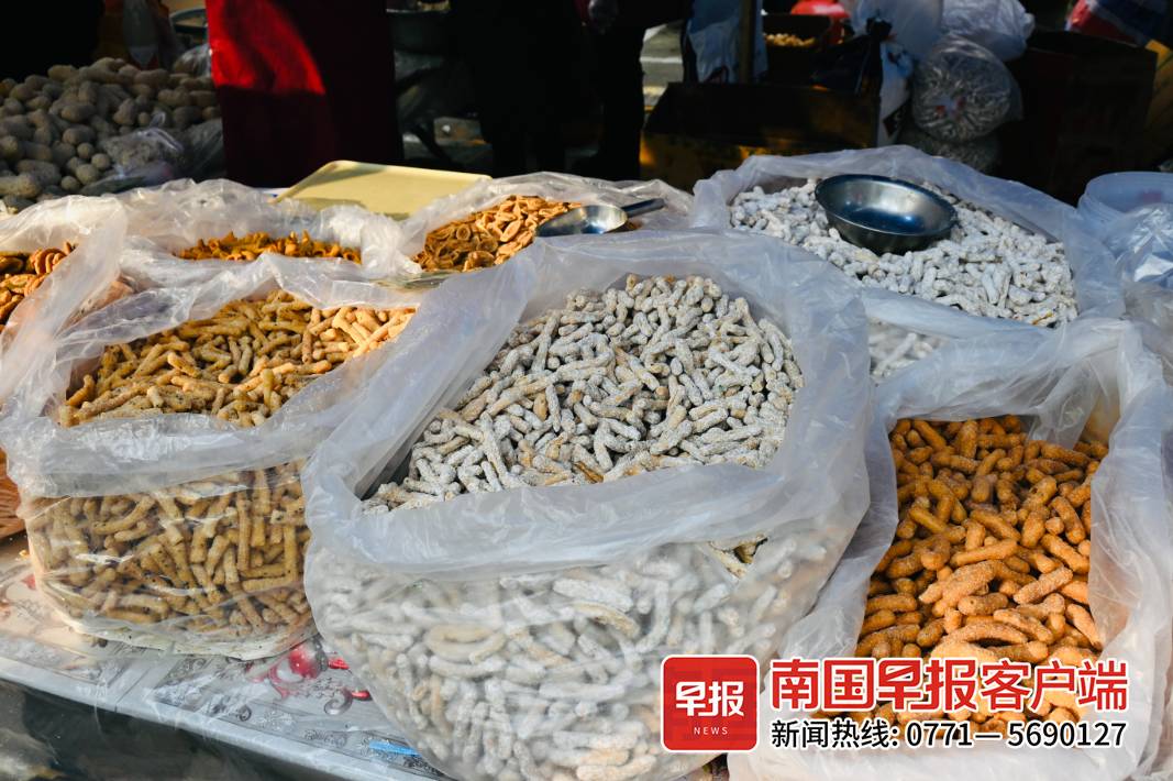 ▲各式各样的江米条。