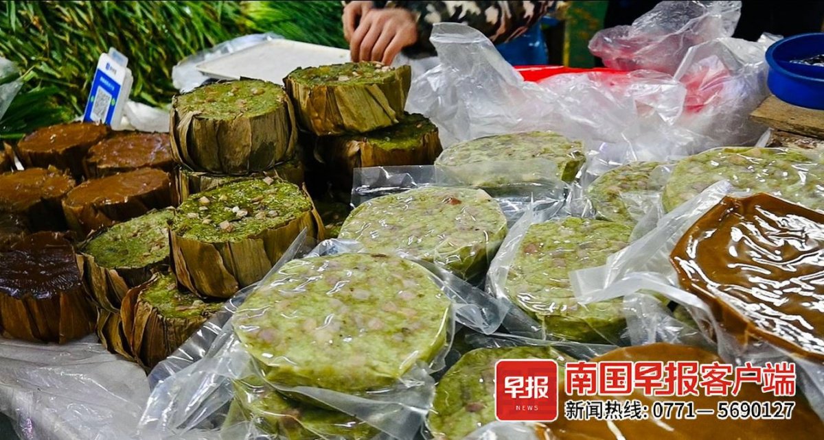 ▲为了存储更长时间,商家还推出了真空包装的船上糕和年糕。记者 李慧子 摄