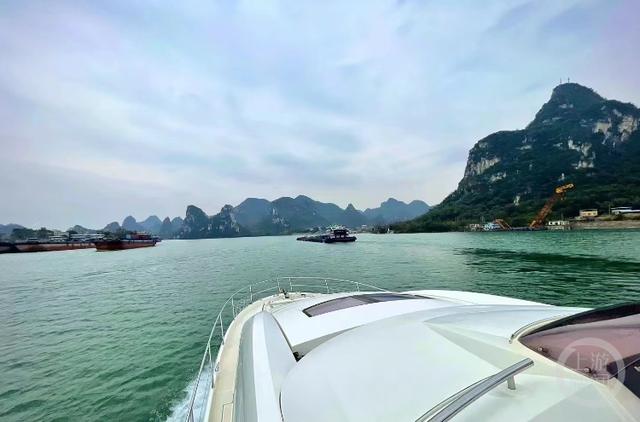 游艇行驶在风景秀丽的西江上。/受访者供图