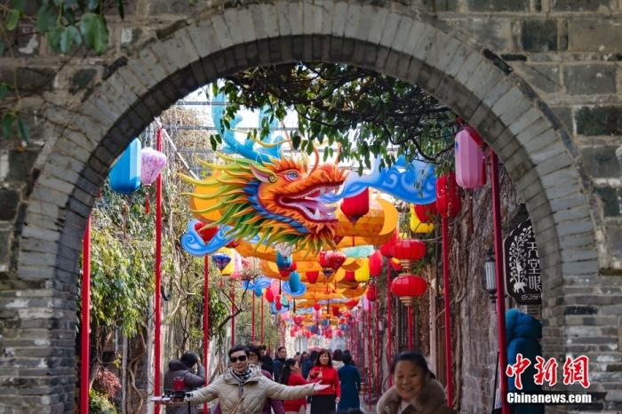   資料圖：騰龍燈綵亮相南京城南老街，營造新年喜慶氛圍。中新社記者 泱波 攝