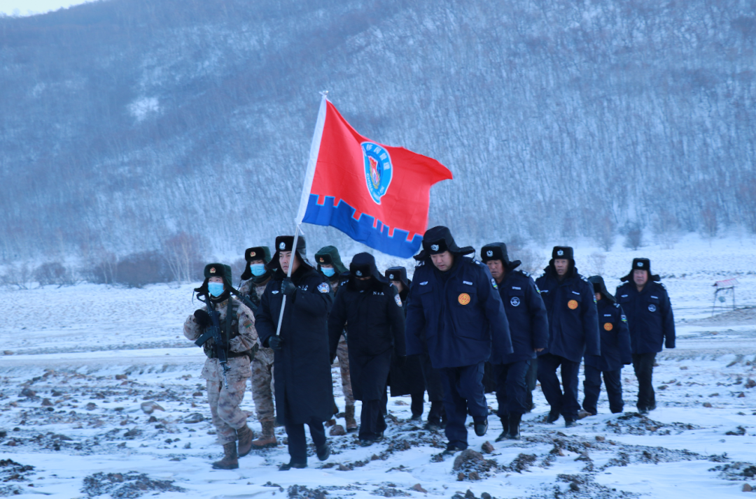 科右前旗「守望草原巡防隊」與軍人、移民警察在邊境線巡邏。刁博禹 攝