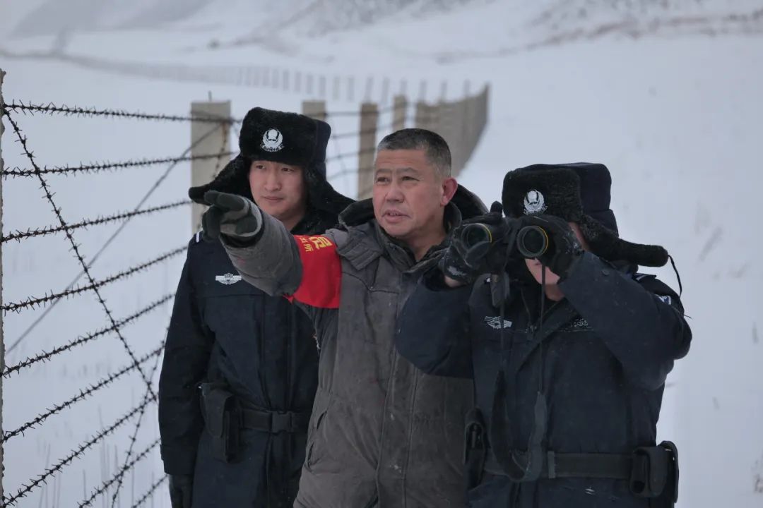 王玉發與民警觀察邊境前沿動態。