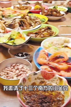 “培姐”一家为游客准备了丰盛的菜肴。(本组图片为视频截图)
