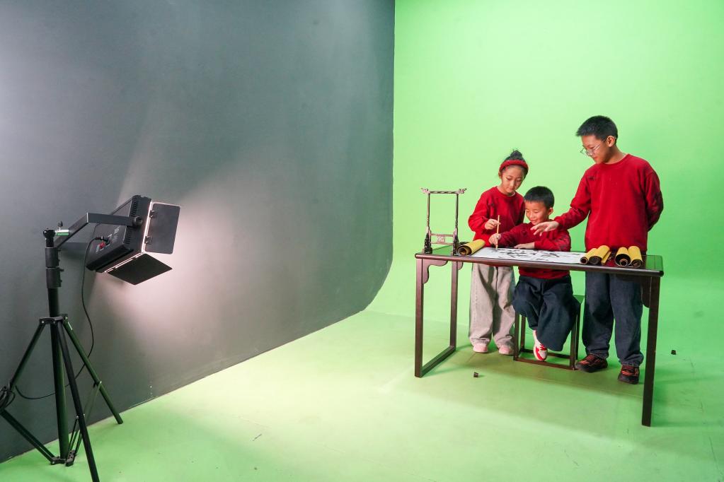 2月11日,小朋友在《你好,苏东坡》沉浸式宋韵艺术展上体验混合现实互动游戏。新华社记者唐文豪 摄
