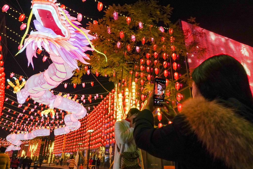 2月11日,游客在成都国际熊猫灯会上拍摄彩灯。新华社记者唐文豪 摄